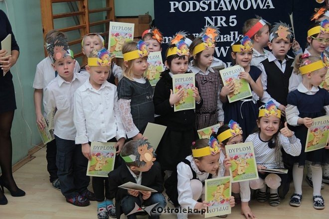 Pasowanie na „starszaka” w Szkole Podstawowej nr 5 w Ostrołęce [03.11.2015] - zdjęcie #10 - eOstroleka.pl