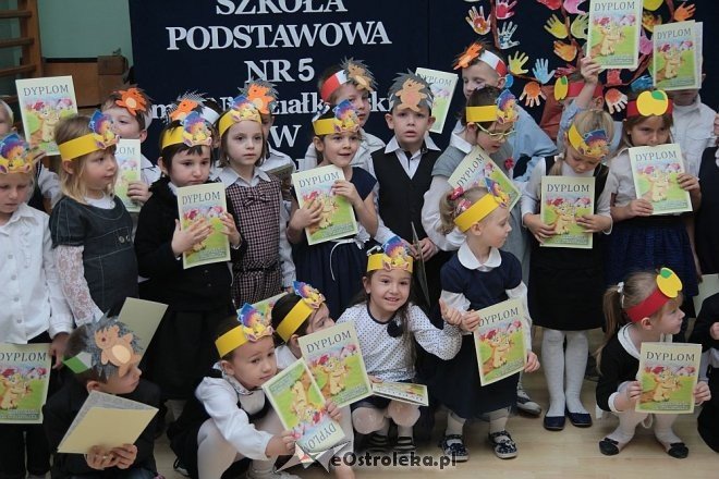 Pasowanie na „starszaka” w Szkole Podstawowej nr 5 w Ostrołęce [03.11.2015] - zdjęcie #9 - eOstroleka.pl