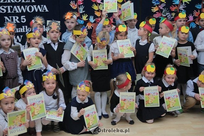 Pasowanie na „starszaka” w Szkole Podstawowej nr 5 w Ostrołęce [03.11.2015] - zdjęcie #8 - eOstroleka.pl