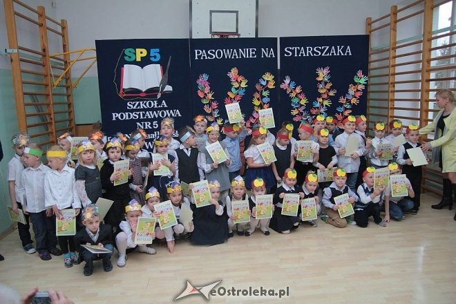 Pasowanie na „starszaka” w Szkole Podstawowej nr 5 w Ostrołęce [03.11.2015] - zdjęcie #5 - eOstroleka.pl