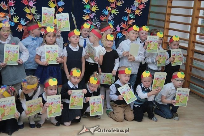 Pasowanie na „starszaka” w Szkole Podstawowej nr 5 w Ostrołęce [03.11.2015] - zdjęcie #2 - eOstroleka.pl
