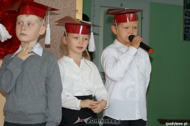Pasowanie na „pierwszaka” w Szkole Podstawowej w Dylewie [05.11.2015] - zdjęcie #16 - eOstroleka.pl