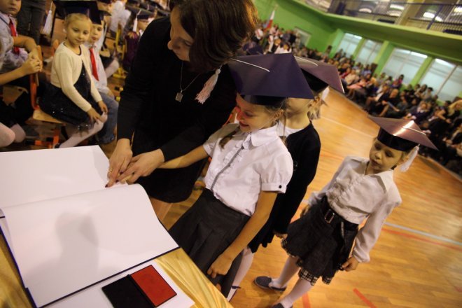 Pasowanie pierwszoklasistów w SP 2 [05.11.2015] - zdjęcie #17 - eOstroleka.pl