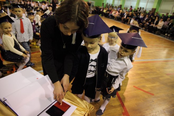 Pasowanie pierwszoklasistów w SP 2 [05.11.2015] - zdjęcie #16 - eOstroleka.pl