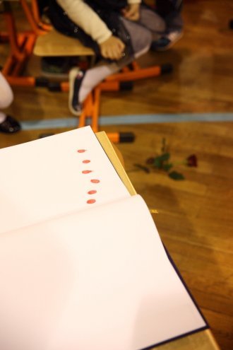 Pasowanie pierwszoklasistów w SP 2 [05.11.2015] - zdjęcie #15 - eOstroleka.pl