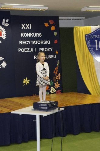 XXI  Międzyszkolny Konkurs Recytatorski Poezji i Prozy Religijnej w ostrołęckiej „dziesiątce” [07.11.2015] - zdjęcie #4 - eOstroleka.pl