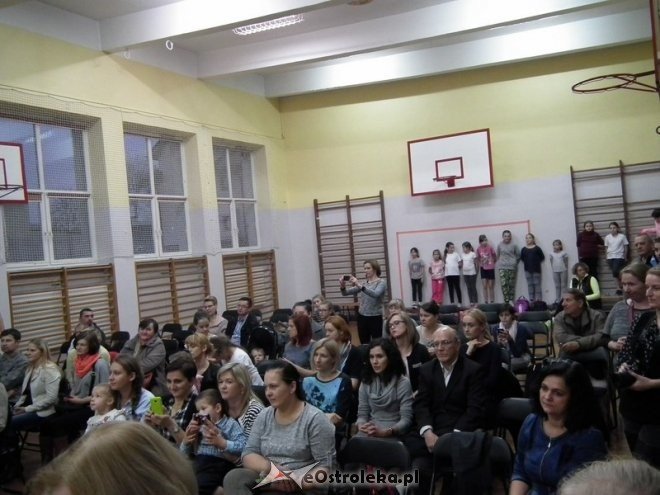 Ostrołęka: Pasowanie na ucznia w Szkole Podstawowej nr 5 [07.11.2015] - zdjęcie #8 - eOstroleka.pl