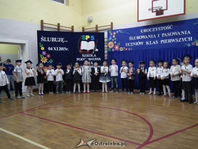 Ostrołęka: Pasowanie na ucznia w Szkole Podstawowej nr 5 [07.11.2015] - zdjęcie #17 - eOstroleka.pl