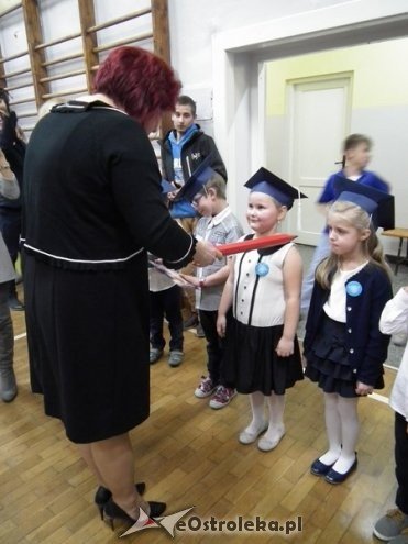 Ostrołęka: Pasowanie na ucznia w Szkole Podstawowej nr 5 [07.11.2015] - zdjęcie #31 - eOstroleka.pl