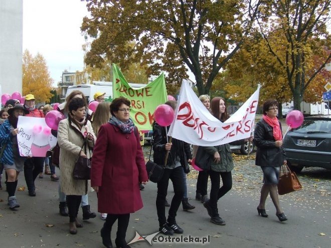 Ostrołęccy licealiści na Marszu Różowej Wstążki [09.11.2015] - zdjęcie #1 - eOstroleka.pl