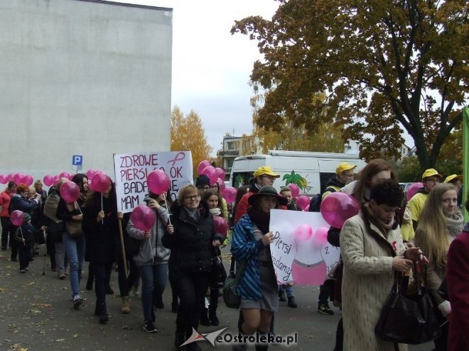 Ostrołęccy licealiści na Marszu Różowej Wstążki [09.11.2015] - zdjęcie #2 - eOstroleka.pl