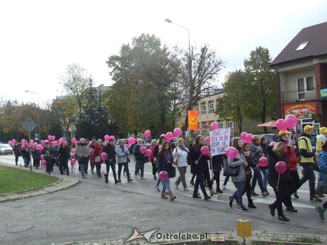Ostrołęccy licealiści na Marszu Różowej Wstążki [09.11.2015] - zdjęcie #3 - eOstroleka.pl