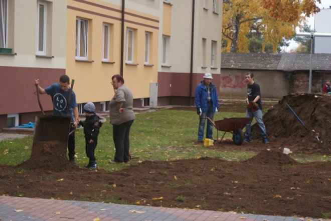 Jesienne prace porządkowe przed blokiem socjalnym - zdjęcie #17 - eOstroleka.pl