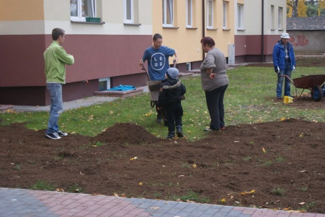 Jesienne prace porządkowe przed blokiem socjalnym - zdjęcie #18 - eOstroleka.pl