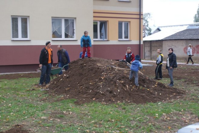 Jesienne prace porządkowe przed blokiem socjalnym - zdjęcie #20 - eOstroleka.pl