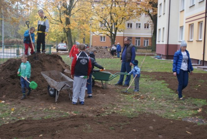 Jesienne prace porządkowe przed blokiem socjalnym - zdjęcie #24 - eOstroleka.pl