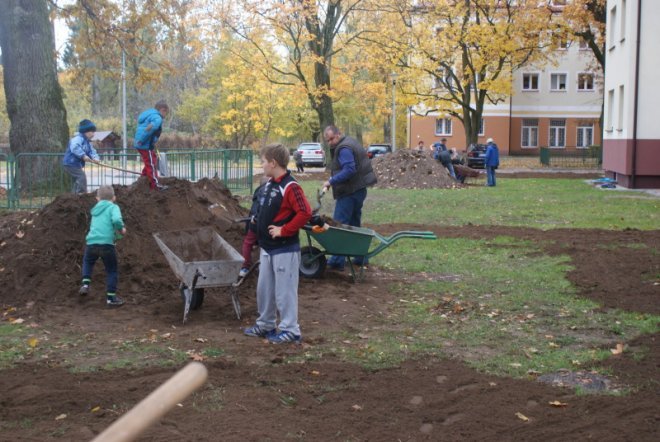 Jesienne prace porządkowe przed blokiem socjalnym - zdjęcie #25 - eOstroleka.pl