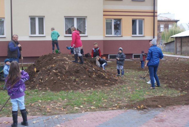Jesienne prace porządkowe przed blokiem socjalnym - zdjęcie #31 - eOstroleka.pl