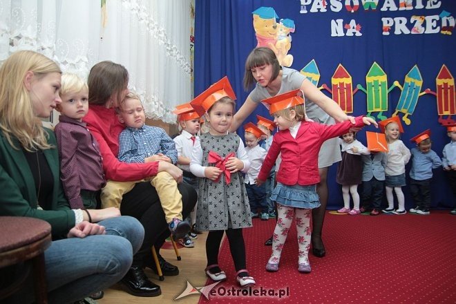 Pasowanie na „przedszkolaka” w Krainie Misiów [10.11.2015] - zdjęcie #26 - eOstroleka.pl