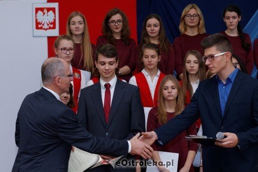 Apel z okazji Narodowego Święta Niepodległości w II LO w Ostrołęce [10.11.2015] - zdjęcie #29 - eOstroleka.pl