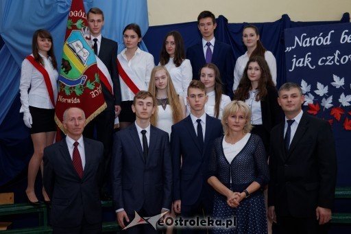 Apel z okazji Narodowego Święta Niepodległości w II LO w Ostrołęce [10.11.2015] - zdjęcie #2 - eOstroleka.pl