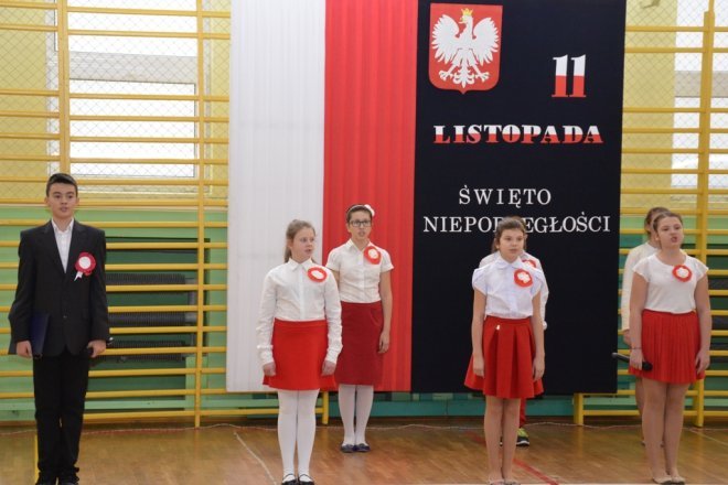 Święta Niepodległości w Szkole Podstawowej nr 2 [10.11.2015] - zdjęcie #1 - eOstroleka.pl