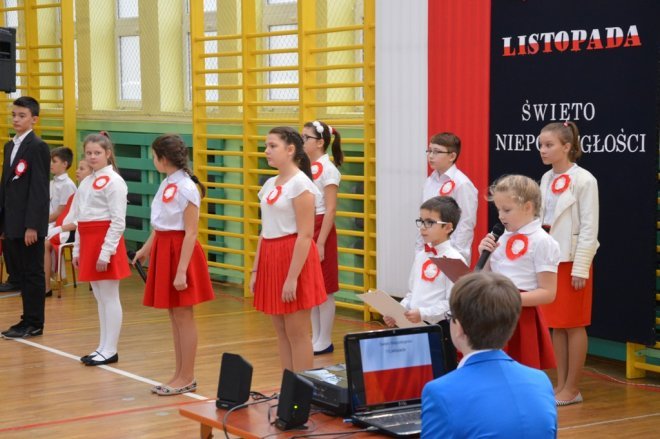 Święta Niepodległości w Szkole Podstawowej nr 2 [10.11.2015] - zdjęcie #6 - eOstroleka.pl