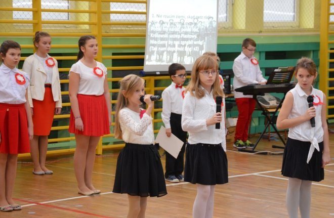 Święta Niepodległości w Szkole Podstawowej nr 2 [10.11.2015] - zdjęcie #13 - eOstroleka.pl