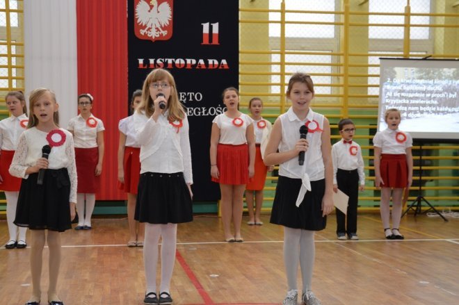 Święta Niepodległości w Szkole Podstawowej nr 2 [10.11.2015] - zdjęcie #15 - eOstroleka.pl