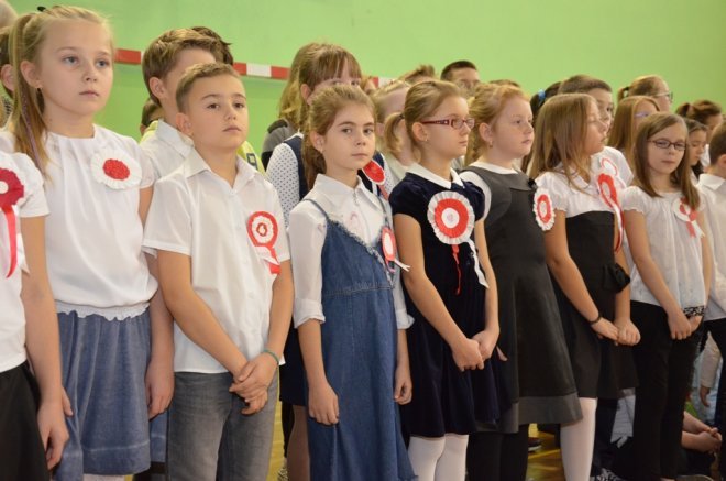 Święta Niepodległości w Szkole Podstawowej nr 2 [10.11.2015] - zdjęcie #16 - eOstroleka.pl