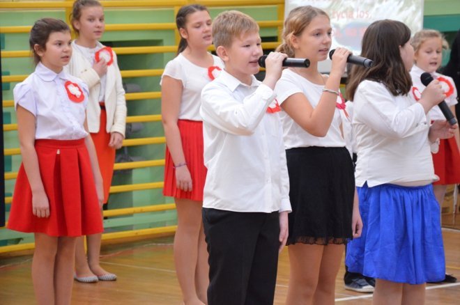 Święta Niepodległości w Szkole Podstawowej nr 2 [10.11.2015] - zdjęcie #20 - eOstroleka.pl