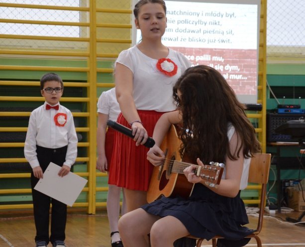 Święta Niepodległości w Szkole Podstawowej nr 2 [10.11.2015] - zdjęcie #7 - eOstroleka.pl