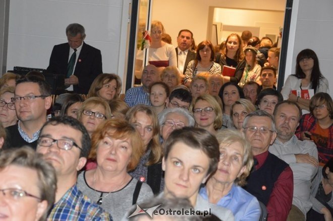 Śpiewanie pieśni patriotycznych w Ostrołęce [11.11.2015] - zdjęcie #50 - eOstroleka.pl