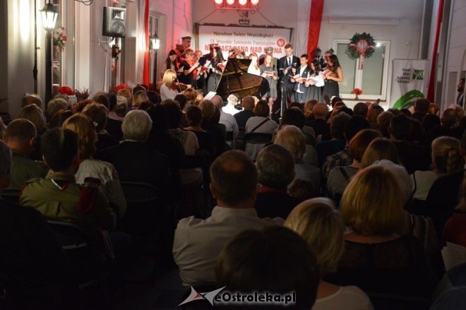 Śpiewanie pieśni patriotycznych w Ostrołęce [11.11.2015] - zdjęcie #5 - eOstroleka.pl