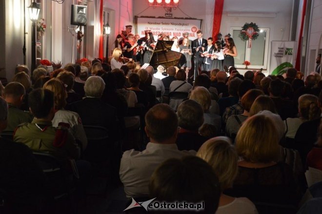 Śpiewanie pieśni patriotycznych w Ostrołęce [11.11.2015] - zdjęcie #46 - eOstroleka.pl