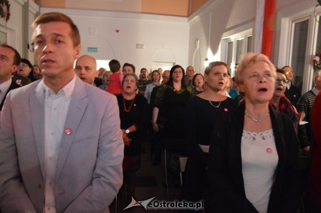 Śpiewanie pieśni patriotycznych w Ostrołęce [11.11.2015] - zdjęcie #9 - eOstroleka.pl