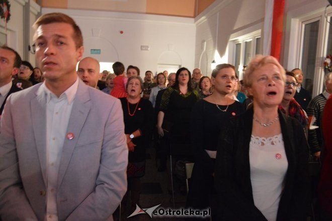 Śpiewanie pieśni patriotycznych w Ostrołęce [11.11.2015] - zdjęcie #42 - eOstroleka.pl