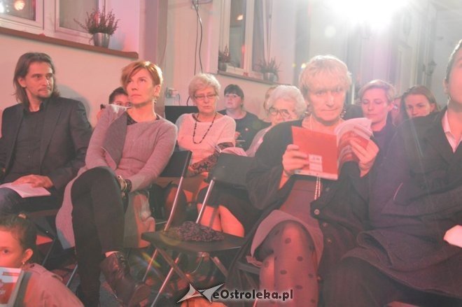 Śpiewanie pieśni patriotycznych w Ostrołęce [11.11.2015] - zdjęcie #31 - eOstroleka.pl