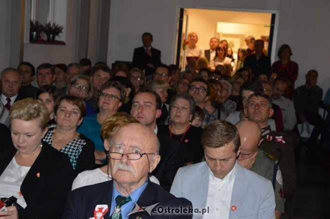 Śpiewanie pieśni patriotycznych w Ostrołęce [11.11.2015] - zdjęcie #29 - eOstroleka.pl