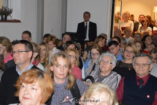 Śpiewanie pieśni patriotycznych w Ostrołęce [11.11.2015] - zdjęcie #25 - eOstroleka.pl