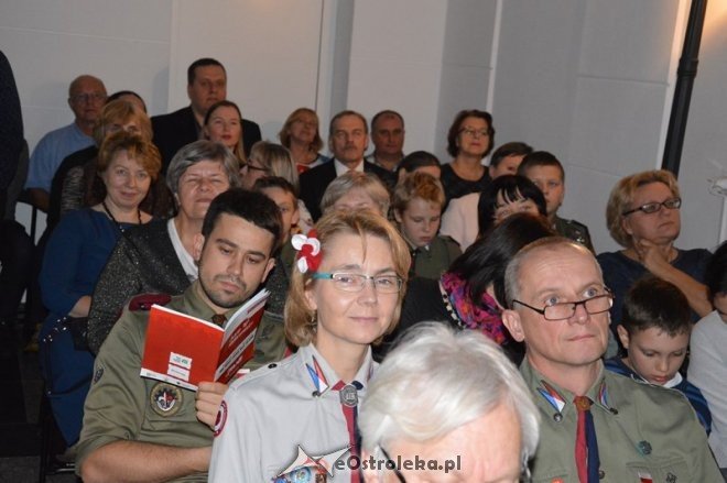 Śpiewanie pieśni patriotycznych w Ostrołęce [11.11.2015] - zdjęcie #24 - eOstroleka.pl