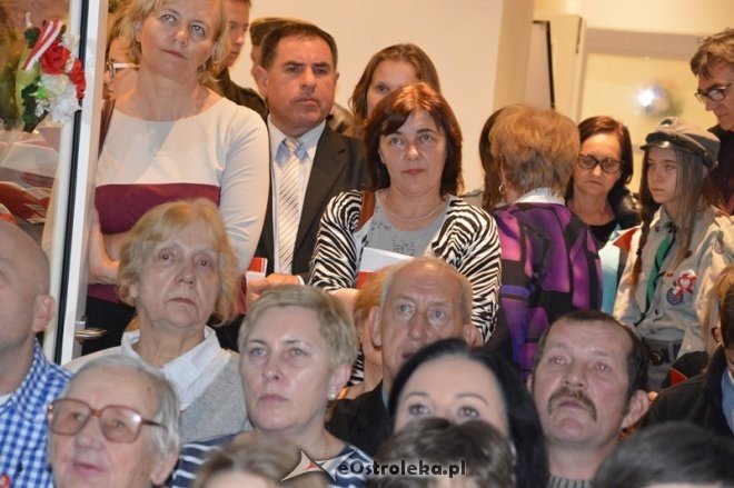 Śpiewanie pieśni patriotycznych w Ostrołęce [11.11.2015] - zdjęcie #23 - eOstroleka.pl