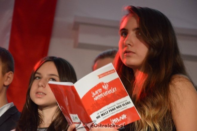 Śpiewanie pieśni patriotycznych w Ostrołęce [11.11.2015] - zdjęcie #17 - eOstroleka.pl