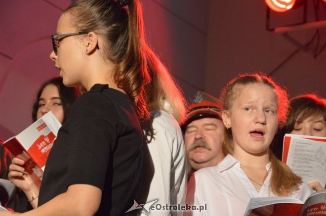 Śpiewanie pieśni patriotycznych w Ostrołęce [11.11.2015] - zdjęcie #35 - eOstroleka.pl