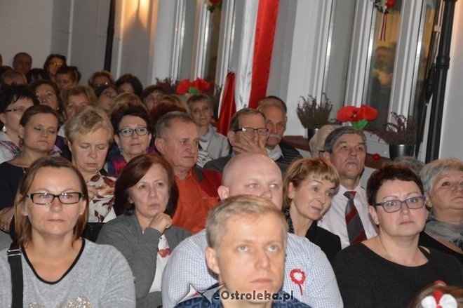 Śpiewanie pieśni patriotycznych w Ostrołęce [11.11.2015] - zdjęcie #11 - eOstroleka.pl