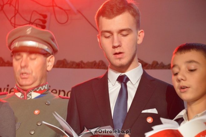 Śpiewanie pieśni patriotycznych w Ostrołęce [11.11.2015] - zdjęcie #8 - eOstroleka.pl