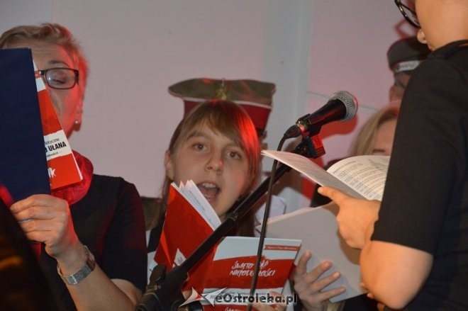 Śpiewanie pieśni patriotycznych w Ostrołęce [11.11.2015] - zdjęcie #5 - eOstroleka.pl