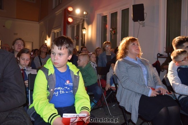 Śpiewanie pieśni patriotycznych w Ostrołęce [11.11.2015] - zdjęcie #4 - eOstroleka.pl
