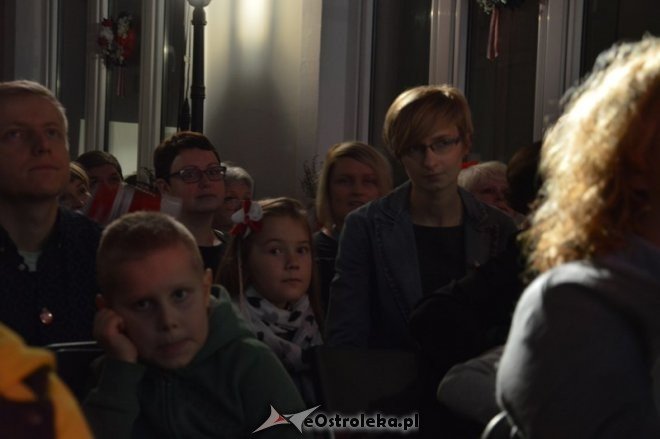 Śpiewanie pieśni patriotycznych w Ostrołęce [11.11.2015] - zdjęcie #3 - eOstroleka.pl