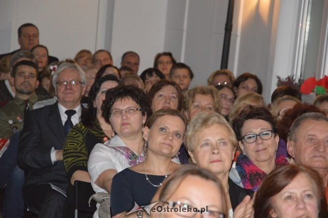 Śpiewanie pieśni patriotycznych w Ostrołęce [11.11.2015] - zdjęcie #2 - eOstroleka.pl